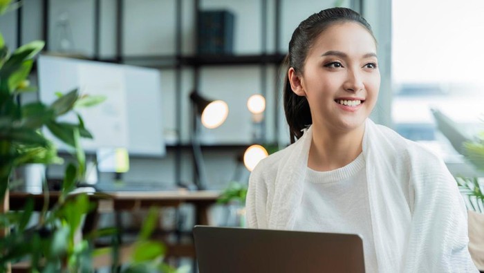 3 Ciri Perempuan yang Percaya Diri dengan Aura Penuh Keyakinan