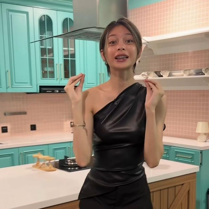 <p>Nada Tarina Putri, baru-baru ini memamerkan <em>kitchen studio</em> yang baru saja selesai dibangun. Nada mengungkapkan bahwa dapur tersebut didesain sesuai dengan keinginannya, Bunda. "Masih terasa seperti mimpi. Senang sekali akhirnya aku punya studio dapur sendiri!! Jadi sekarang video masakku akan lebih estetik dan profesional. Ini benar-benar dapur impianku! Warna dan desainnya sangat lucu!" ungkapnya, dikutip dari akun Instagram<em> @nada_tarina_putri.</em> (Foto: Instagram @nada_tarina_putri)</p>