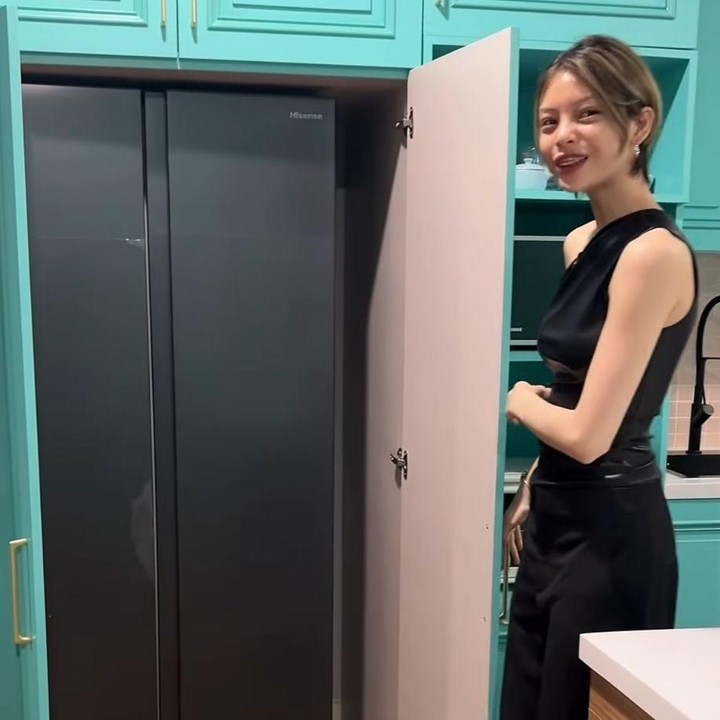 <p>Mengintip dari&nbsp;unggahan di Instagram, dapur milik Nada ini dibuat dengan konsep yang <em>aesthetic</em>, Bunda<em>.</em>&nbsp;Didominasi hijau tosca yang dipadukan dengan dinding berwarna&nbsp;<em>soft pink</em>, Nada memanfaatkan ruang dapurnya secara minimalis. Seperti pada potret yang satu ini, ia memperlihatkan kabinet kulkas dua pintu yang masih tampak kosong. (Foto: Instagram @nada_tarina_putri)</p>