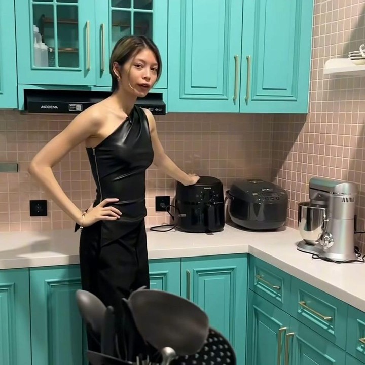 <p>Melipir ke bagian sudut dapur, terdapat berbagai peralatan seperti <em>air fryer</em> hingga <em>mixer </em>yang diletakkan rapi di area pojok. Pada bagian atasnya, Bunda bisa melihat <em>kitchen set</em> yang nantinya sebagian akan digunakan Nada untuk menyimpan bumbu dapur. "Yah walaupun ini masih agak kosong karena jujur aku bingung mau taruh apa lagi," kata Nada. (Foto: Instagram @nada_tarina_putri)</p>