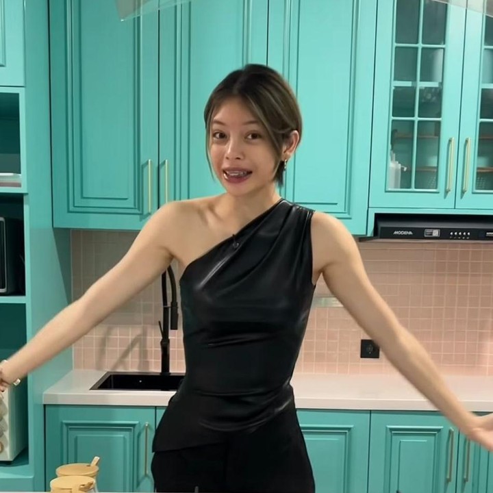 <p>Dalam videonya, Nada mengaku sudah tak sabar untuk mulai membuat konten di <em>kitchen studio</em>-nya ini, Bunda. "Enggak sabar banget bikin konten di dapur ini. Jadi, konten masak selanjutnya kalian akan melihat aku di sini," ujar Nada. (Foto: Instagram @nada_tarina_putri)</p>