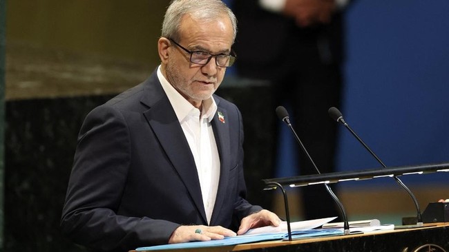 Presiden Iran Masoud Pezeshkian menegaskan tak ada yang bisa memaksa negaranya menyerah, termasuk ancaman AS, di tengah peperangan yang masih berlangsung.