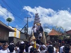 Ribuan Masyarakat Iringi Palebon Ayah Wakil Bupati Karangasem