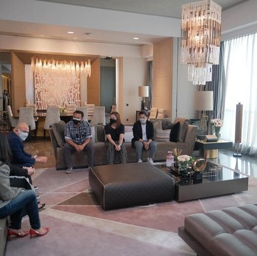 Pengusaha Tajir, 8 Potret Ruang Kerja Irwan Mussry bak Kamar President Suite di Hotel