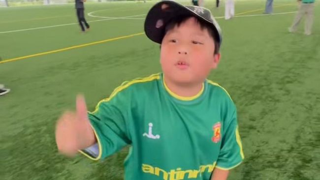 7 Gaya Busana Ryu Anak Cherly Juno ala Hip-Hop, Hoodie Sebelah Tangan-Celana Melorot