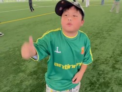 7 Gaya Busana Ryu Anak Cherly Juno ala Hip-Hop, Hoodie Sebelah Tangan-Celana Melorot