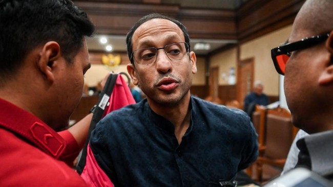 Mantan Menteri Nadiem Makarim jalani sidang kasus korupsi pengadaan Chromebook. Akademikus Rocky Gerung tampak hadir memberi dukungan di persidangan.