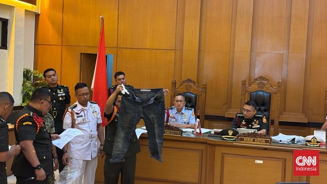 Oditur Militer II-07 Jakarta mempresentasikan barang bukti dalam persidangan kasus penyiraman air keras terhadap Andrie Yunus.