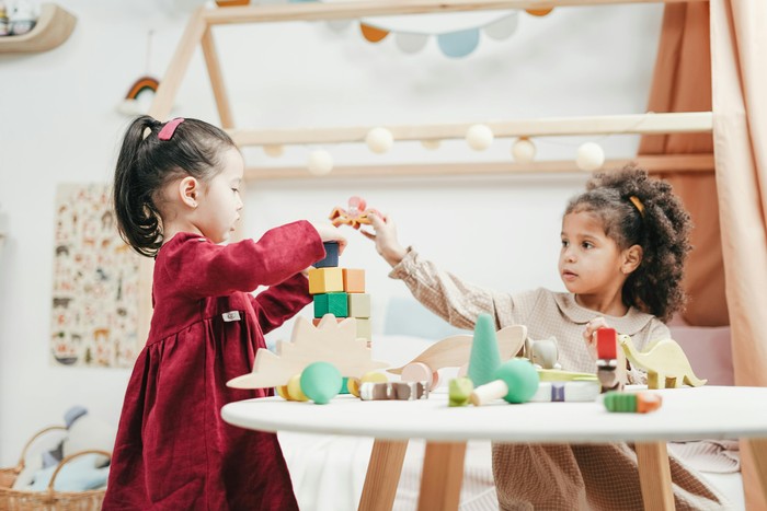 Anak mungkin seorang introvert jika mereka sering mengamati temannya bermain terlebih dahulu beberapa saat sebelum akhirnya bisa bergabung. Secara umum, anak-anak introvert lebih suka bermain aman daripada mengambil risiko.