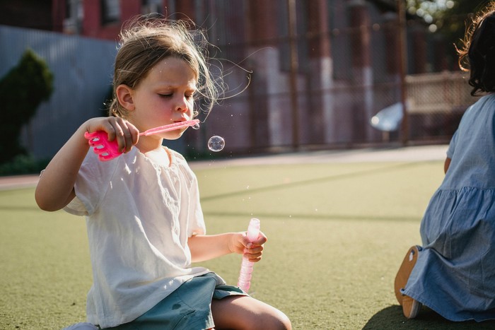 Banyak anak introvert memiliki imajinasi yang kuat. Jika anak menghabiskan waktu berjam-jam tenggelam dalam permainan tertentu, ia mungkin seorang introvert.