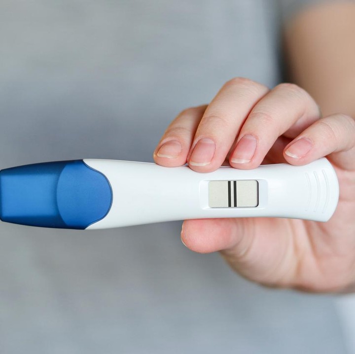 <p>Ada juga alat tespek digital yang mengasilkan tanda garis hitam. Tespek ini bahkan tidak menuliskan keterangan apa pun di alat, sehingga Bunda perlu membaca petunjuk di kemasan. Sama seperti tespek non-digital, hasil dua garis hitam di tespek ini dapat menandakan positif hamil. (Foto: iStockphoto)</p>