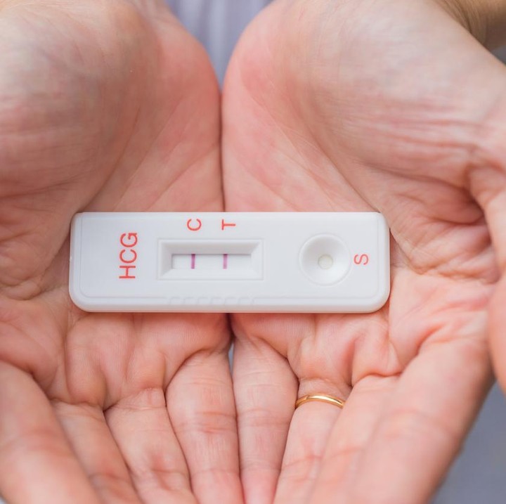 <p>Tes kehamilan lain yang cukup unik adalah alat tespek yang mirip dengan tes rapid antigen untuk COVID-19. Tes ini meminta ibu untuk meletakkan sampel urine di bagian <em>sample port</em> atau wadah kecil untuk menampung urine. Di alat ini, Bunda dapat menemukan tulisan 'C' yang berati Control dan 'T' yang berarti Test (uji). Bila garis muncul di tulisan 'C' dan 'T' (2 garis), maka hasilnya positif hamil. Namun, bila garis hanya muncul di 'C', maka hasilnya negatif. Sedangkan garis yang hanya muncul di 'T', dapat menandakan alat rusak. (Foto: iStockphoto)</p>