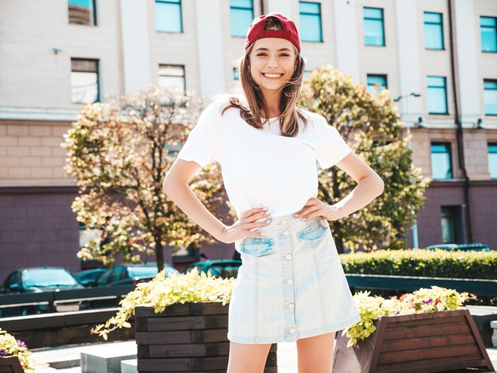 Perempuan dengan kaos dan shorts yang lebih menarik perhartianmu? Artinya kamu sosok yang berjiwa tenang. Kamu sederhana, mudah beradaptasi, dan santai.