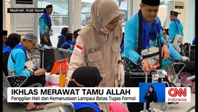 VIDEO: Ketulusan Petugas Haji Merawat Jemaah Lansia di Tanah Suci
