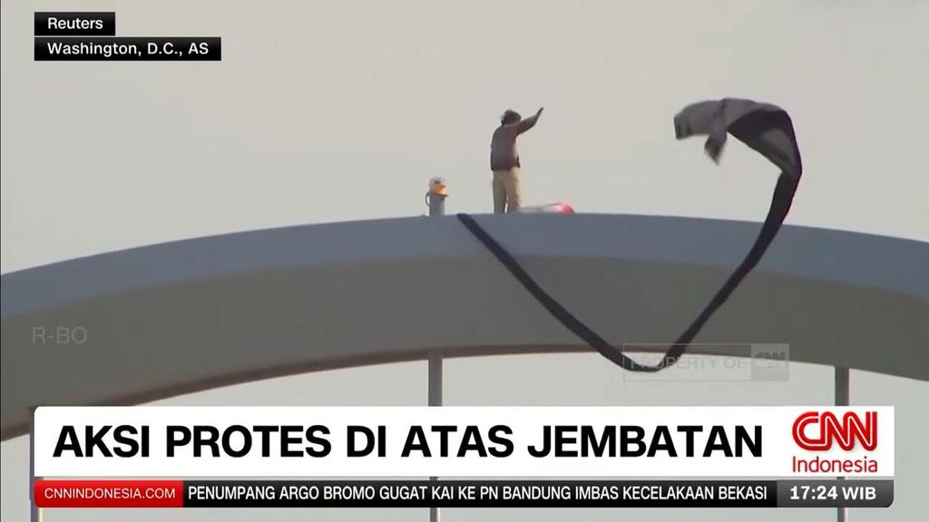 VIDEO: Aksi Protes, Aktivis Bertahan di Jembatan Washington DC