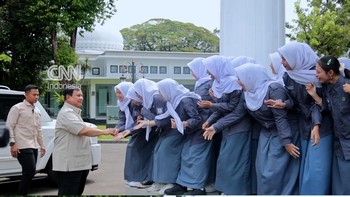 Momen Prabowo Disambut Riuh Ratusan Pelajar FOJB di Istana Merdeka