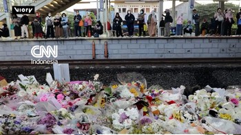 Bunga-bunga Duka dan Pernik Kenangan di Stasiun Bekasi Timur