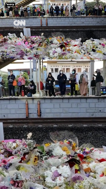 Bunga-bunga Duka dan Pernik Kenangan di Stasiun Bekasi Timur