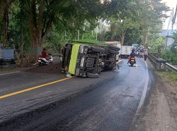 Truk Muat Pasir Terguling gegara As Patah, Jalur Amlapura-Denpasar Macet