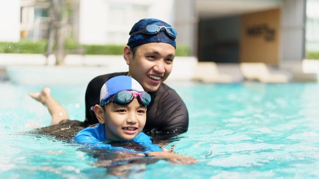 Usia Berapa Anak Boleh Diajak Renang Pertama Kali? Ketahui Juga Tips Amannya