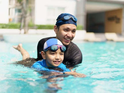 Usia Berapa Anak Boleh Diajak Renang Pertama Kali? Ketahui Juga Tips Amannya