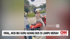 VIDEO: Ibu Guru Adang Bus di Lampu Merah Jadi Duta Lalulintas