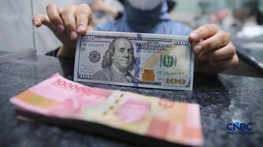 Warga melakukan penukaran mata uang rupiah ke dolar AS di Money Changer Valuta Artha Mas, Jakarta, Rabu (6/5/2026). (CNBC Indonesia/Faisal Rahman)