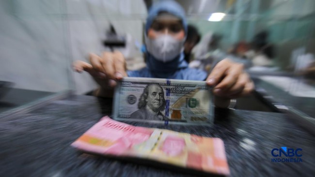 Rupiah Keok Terus Dihantam Dolar AS, Pengusaha Wanti-wanti Bakal PHK