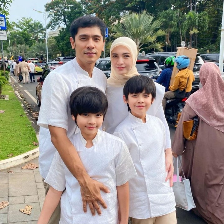 <p>Donita dikenal sebagai aktris yang telah lama menghiasi dunia hiburan Tanah Air. Ia diketahui telah resmi menikah dengan aktor Adi Nugroho pada tahun 2014. Dari pernikahan tersebut, keduanya kini telah dikaruniai dua orang putra yang semakin tumbuh besar. (Foto: Instagram @donitabhubiy)</p>