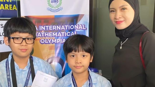 5 Potret Dua Anak Donita Dan Adi Nugroho, Terbaru Ikut Olimpiade Matematika