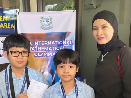 5 Potret Dua Anak Donita dan Adi Nugroho, Terbaru Ikut Olimpiade Matematika