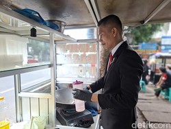 Bak CEO Menyamar, Pedagang Lumpia di Bandung Pakai Jas Sambil Jualan