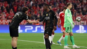 Dembele Dilempar Gelas dan Korek Api oleh Fans Bayern Munchen