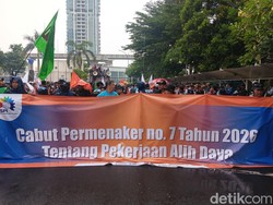 Buruh Protes Aturan Outsourcing Baru, Demo Diguyur Hujan di Depan Kemnaker
