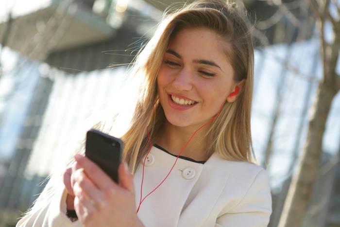 Bagi orang dengan IQ tinggi yang punya rasa ingin tahu dan kreativitas tinggi, tetap dapat mendengarkan musik di luar rumah sangatlah penting. Itu sebabnya mereka selalu membawa earphone di tas mereka.