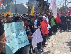 Massa Perguruan Silat Geruduk DPRD Blitar, Ini Tuntutannya