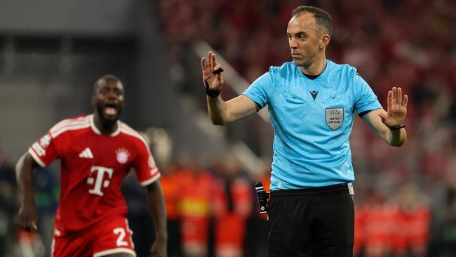 Wasit Joao Pinheiro menjadi sorotan karena sejumlah keputusan kontroversial dalam duel Bayern Munchen vs PSG pada leg kedua semifinal Liga Champions.
