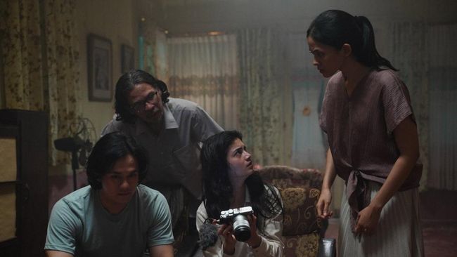 Sinopsis The Bell: Panggilan untuk Mati tentang Penebok Ati, makhluk berkepala buntung yang suka mencabut kepala orang.