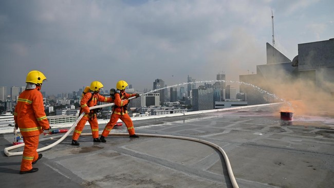 Simulasi Hotel Borobudur Jakarta dirancang menyerupai kondisi darurat nyata, diawali dengan pendeteksian indikasi kebakaran di area rooftop mechanical (MER 30).