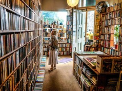 9 Toko Buku Solo yang Instagramable dan Punya Koleksi Menarik, Pernah Mampir?