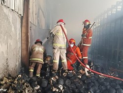 Gudang Benang Pabrik Tekstil di Bawen Terbakar