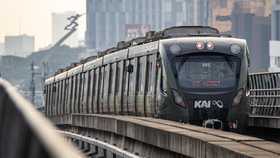 Rangkaian kereta LRT melintas di kawasan Pancoran, Jakarta, Kamis (7/5/2026). PT Kereta Api Indonesia (Persero) mencatat jumlah pengguna LRT Jabodebek pada April 2026 mencapai 2.912.092 orang atau naik sebesar 40 persen dibandingkan April 2025 sebany