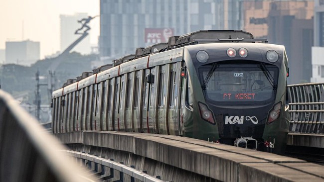 Rangkaian kereta LRT melintas di kawasan Pancoran, Jakarta, Kamis (7/5/2026). PT Kereta Api Indonesia (Persero) mencatat jumlah pengguna LRT Jabodebek pada April 2026 mencapai 2.912.092 orang atau naik sebesar 40 persen dibandingkan April 2025 sebany