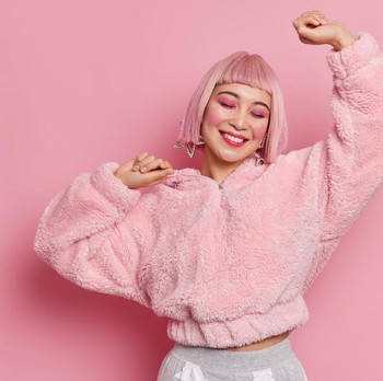 4 Ciri Kepribadian Orang yang Suka Warna Pink Menurut Ahli Psikologi Warna