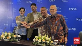 Menteri Keuangan Purbaya Yudhi Sadewa (kedua dari kiri) bersama Gubernur Bank Indonesia Perry Warjiyo (kedua dari kanan), Ketua Dewan Komisioner Otoritas Jasa Keuangan (OJK) Friderica Widyasari Dewi (kiri), dan Ketua Dewan Komisioner Lembaga Penjamin