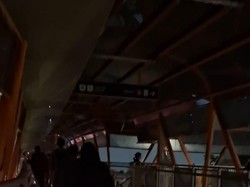 Lampu Skywalk Kebayoran Padam, Warga Gunakan Senter Ponsel Saat Melintas