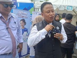 Saat Warga Bergaya Nyentrik Era Tahun 70-an Borong UMKM di Lebaran Depok 2026
