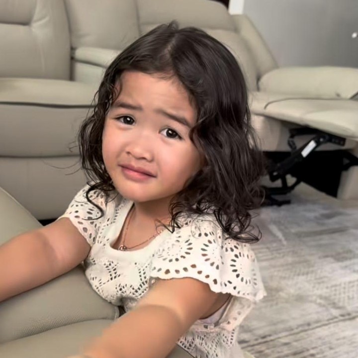 <p>Dalam video yang dibagikan, Dunia tampak protes saat mengetahui sang Ayah memotong rambutnya. Momen pun lucu terjadi ketika Ello bertanya apakah Dunia masih sayang pada ayahnya atau tidak. Dengan polosnya, Dunia menjawab bahwa dirinya tetap mencintai ayahnya jika rambutnya panjang, Bunda. &ldquo;Kalau rambutnya pendek enggak <em>love you</em>,&rdquo; kata Dunia. (Foto: Instagram @marcello_tahitoe)</p>