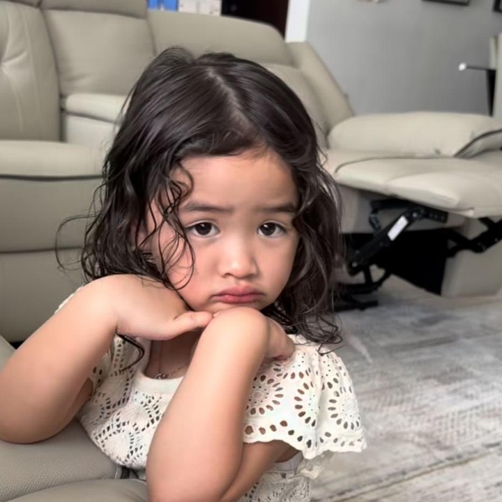 <p>Momen ini pun langsung ramai dikomentari oleh netizen. Banyak yang terhibur dengan tingkah putri sulung Ello ini, Bunda. "Hahaha Dunia minta kalau rambut papanya panjang. Gemas banget," kata Instagram <em>@yon***</em>. "Ya ampun Dunia lucu banget," ujar <em>@pit***</em>.&ldquo;Kamu cantik banget sih nak, gemas deh. Ello punya anak cewe sekarang yang marah, yang ngelarang bukan lagi istri, tapi anak,&rdquo; tambah @syh***. (Foto: Instagram @marcello_tahitoe)</p>
