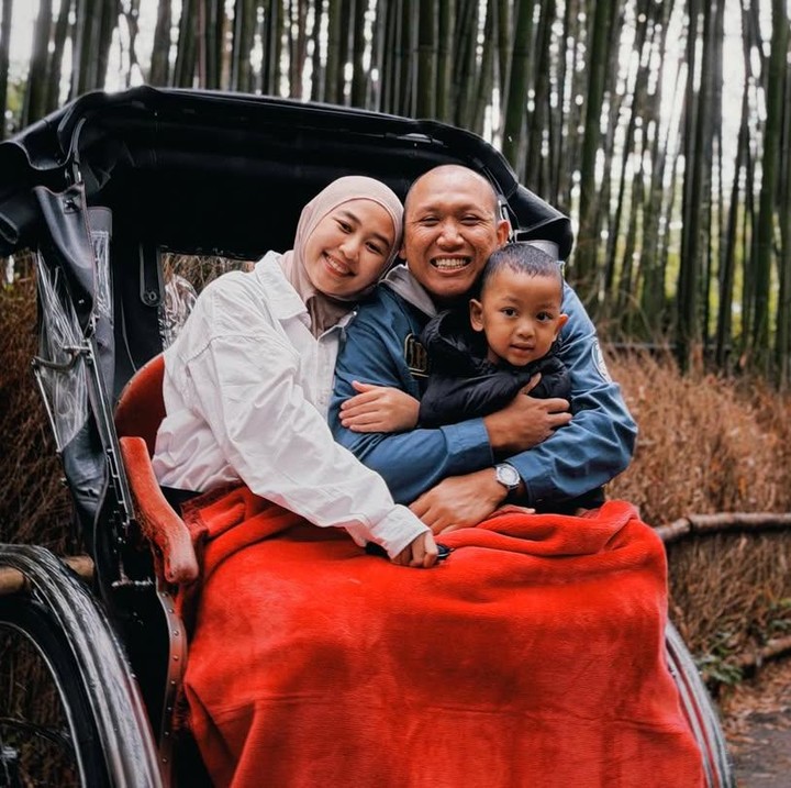 <p>Sosok <em>standup comedian</em> Oki Rengga tengah naik daun di dunia hiburan. Sejak membintangi film <em>Agak Laen</em>, wajah Oki mulai sering wara-wiri di layar lebar dan televisi. Tak banyak yang tahu, Oki sudah menikah dan memiliki seorang anak, Bunda. (Foto: Instagram @okirengga33)</p>